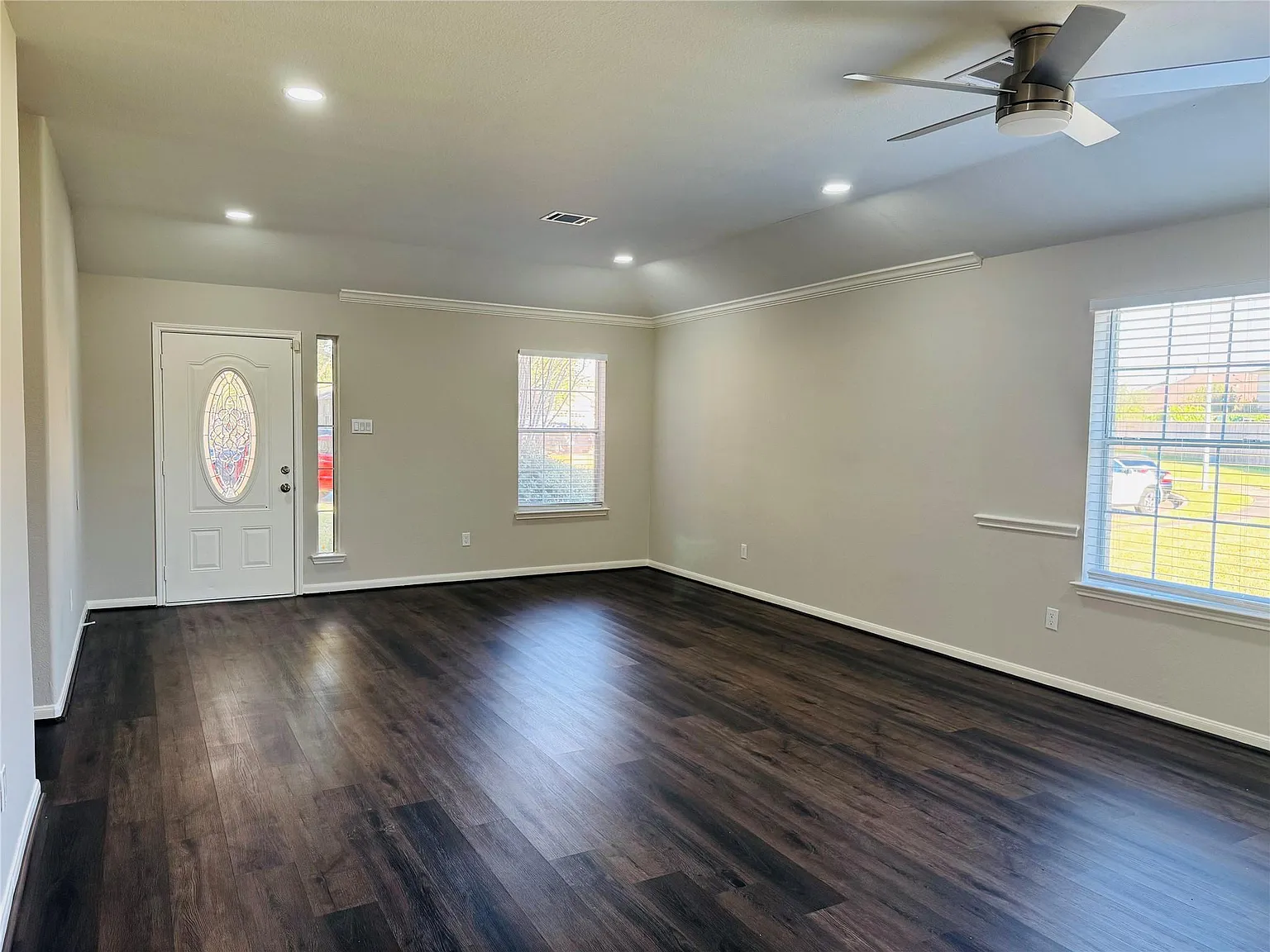 3 bed, 2.0 bath, 2209 sqft, $2,350 — Photo 4