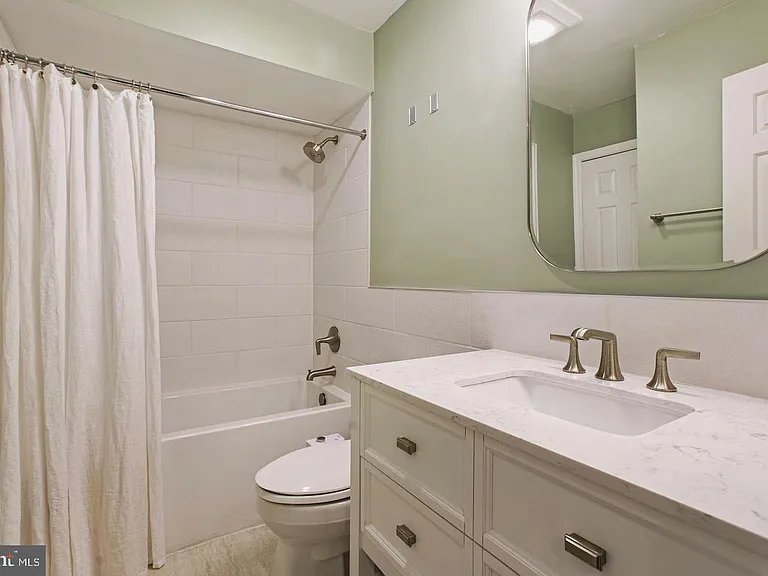 1225 Michigan Ct — Photo 12