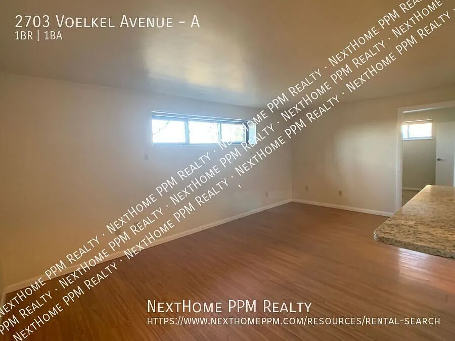 Dormont 1 Bedroom w/parking, A/C, granite, dish washer, hardwoods, laundry. — Photo 3