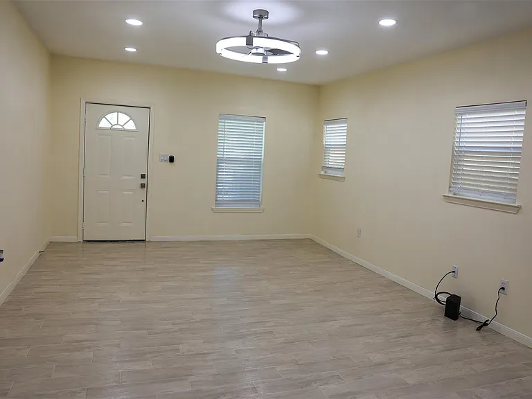 512 Threlkeld St — Photo 5