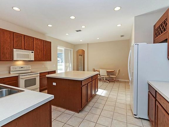 4th image of 827 Santee Terre Ln