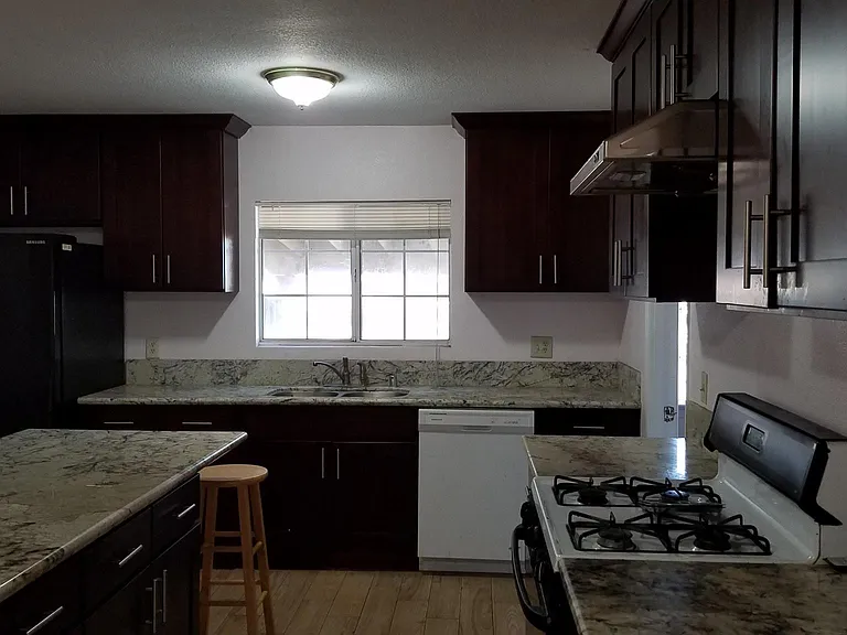 721 N Mountain View St — Photo 3