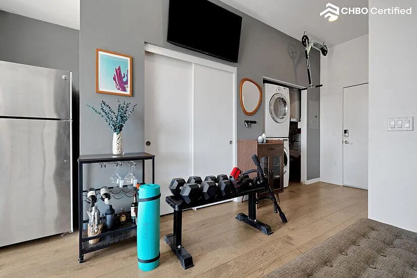 Upscale Furnished Downtown Condo — Photo 2