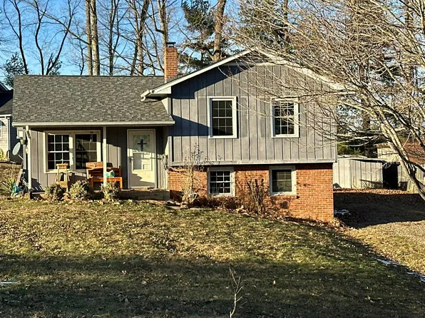 77 Amelia Ln, Hillsville, VA 24343