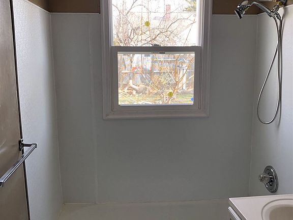 salisbury-full bathroom