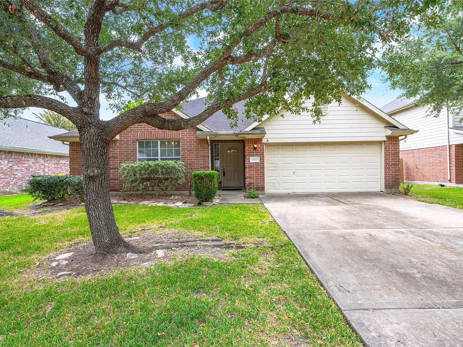 3 bed, 2.0 bath, 1886 sqft, $2,300 — Photo 2