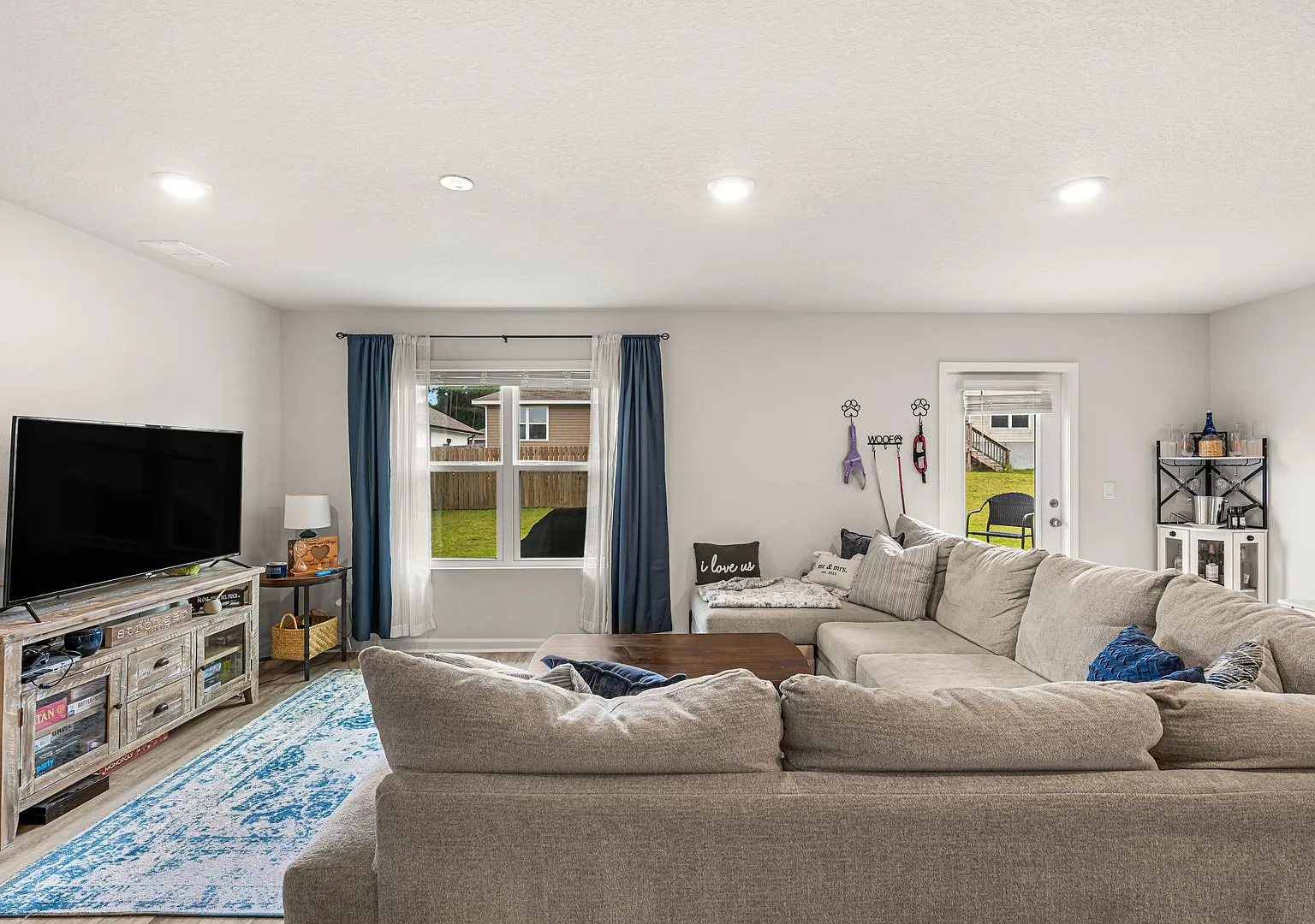 Four bedroom, 2023 built home in pristine condition! — Photo 4