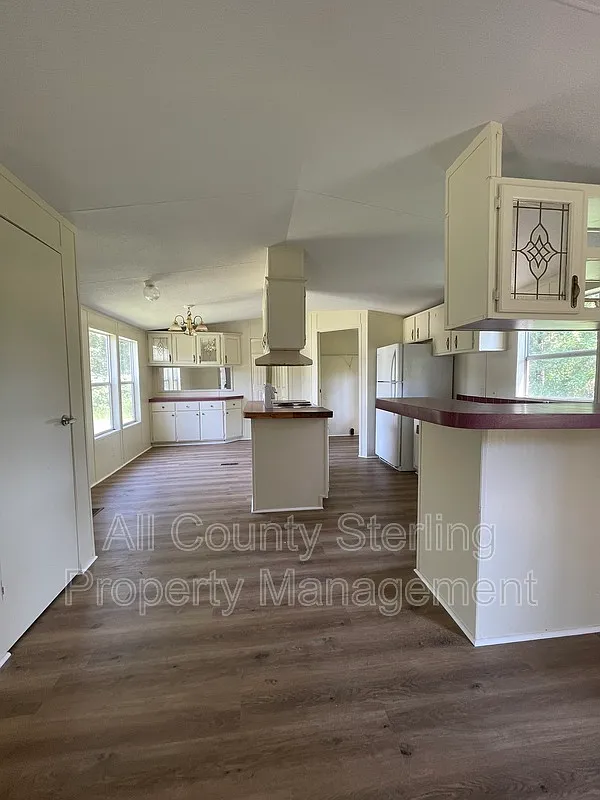3 bed, 2.0 bath, 1216 sqft, $1,300 — Photo 3