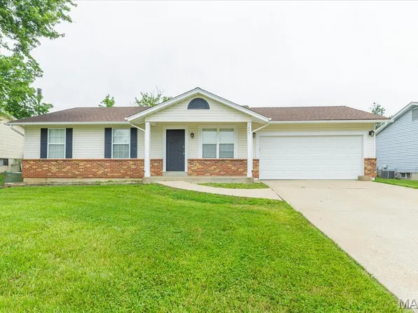 1655 Oakwood Dr, O'Fallon, MO 63366