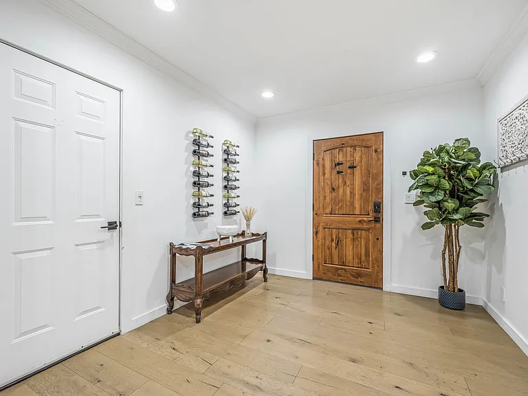 10146 Amestoy Ave — Photo 9