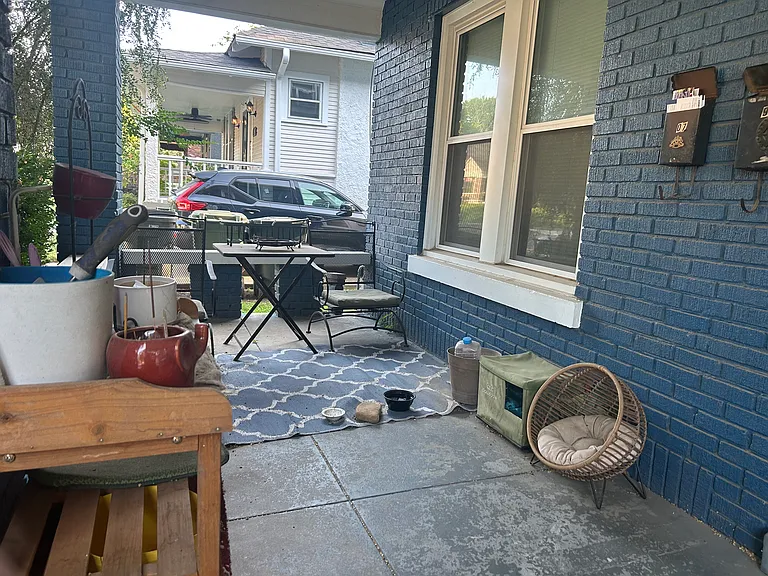905 Meda St — Photo 2