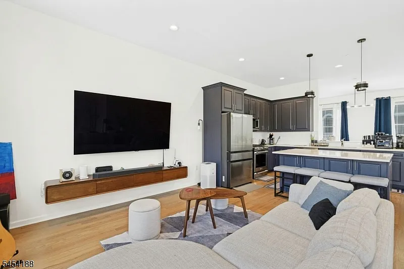 4 bed, 3.5 bath, 2300 sqft, $5,600 — Photo 3