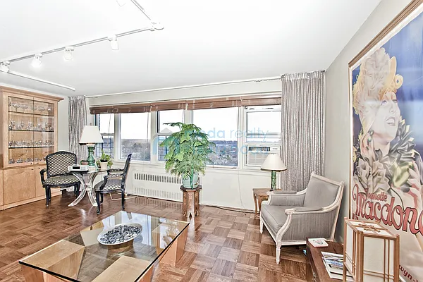 Sold by Moda Realty | media 8