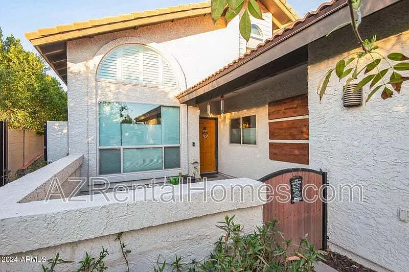 4 bed, 2.0 bath, 1887 sqft, $2,395 — Photo 2