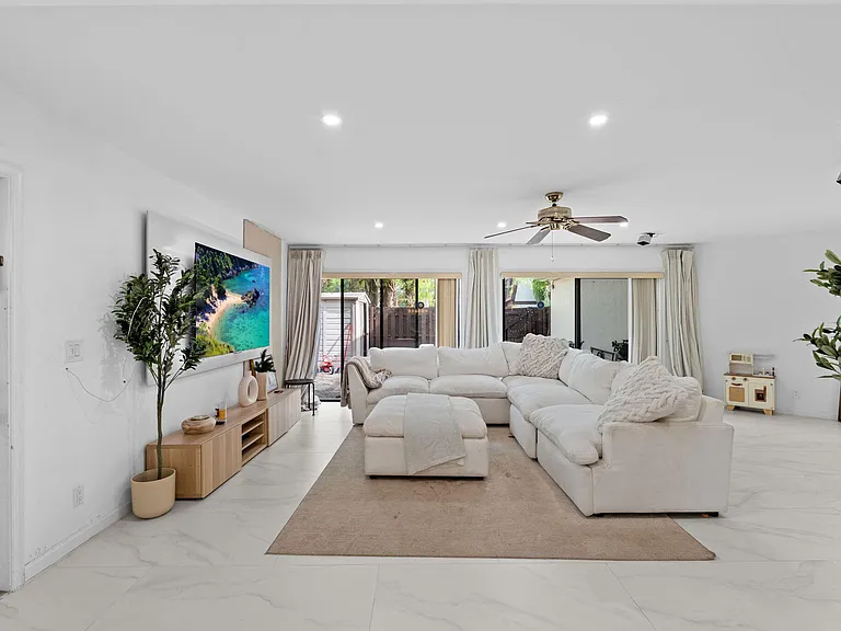 111 Weybridge Cir — Photo 15