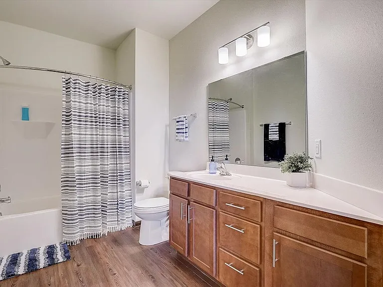 1120 N Windsor Ave — Photo 58