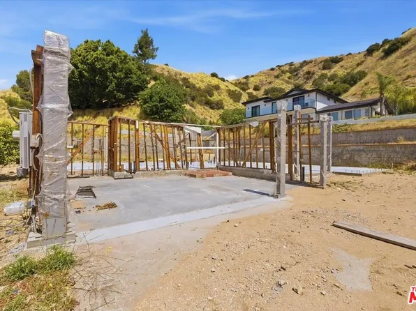 9865 Lanark St, Sun Valley, CA 91352