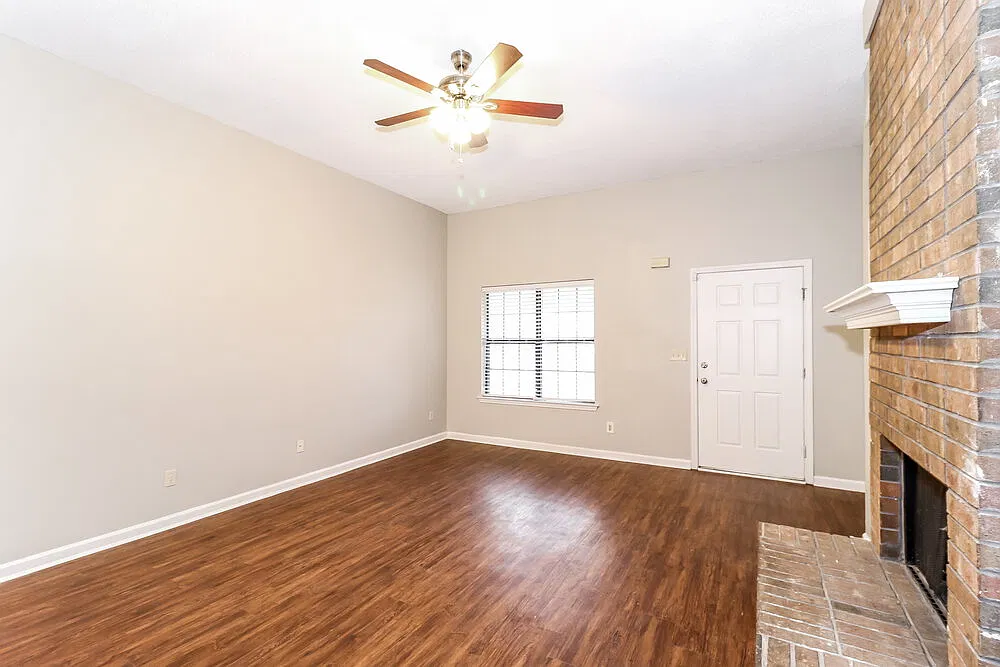 3 bed, 2.0 bath, 1242 sqft, $1,740 — Photo 3