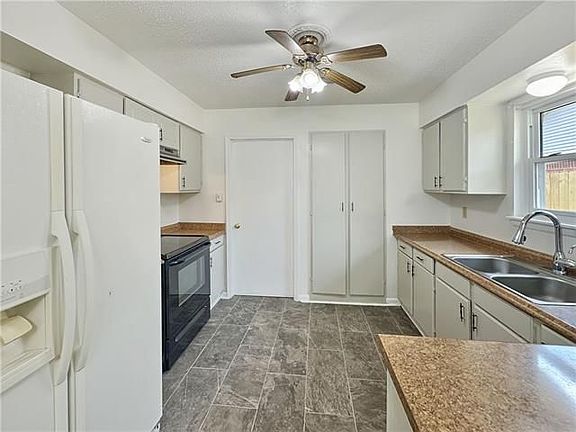 4th image of 1550 Sunset Dr