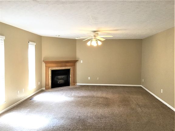 4th image of 9 W Waterbury Dr
