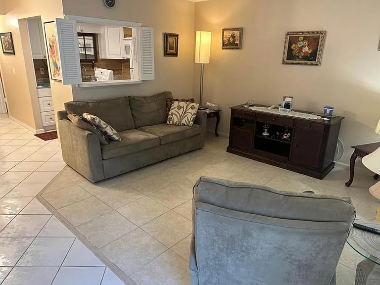 30 Westbury B #30 — Photo 2