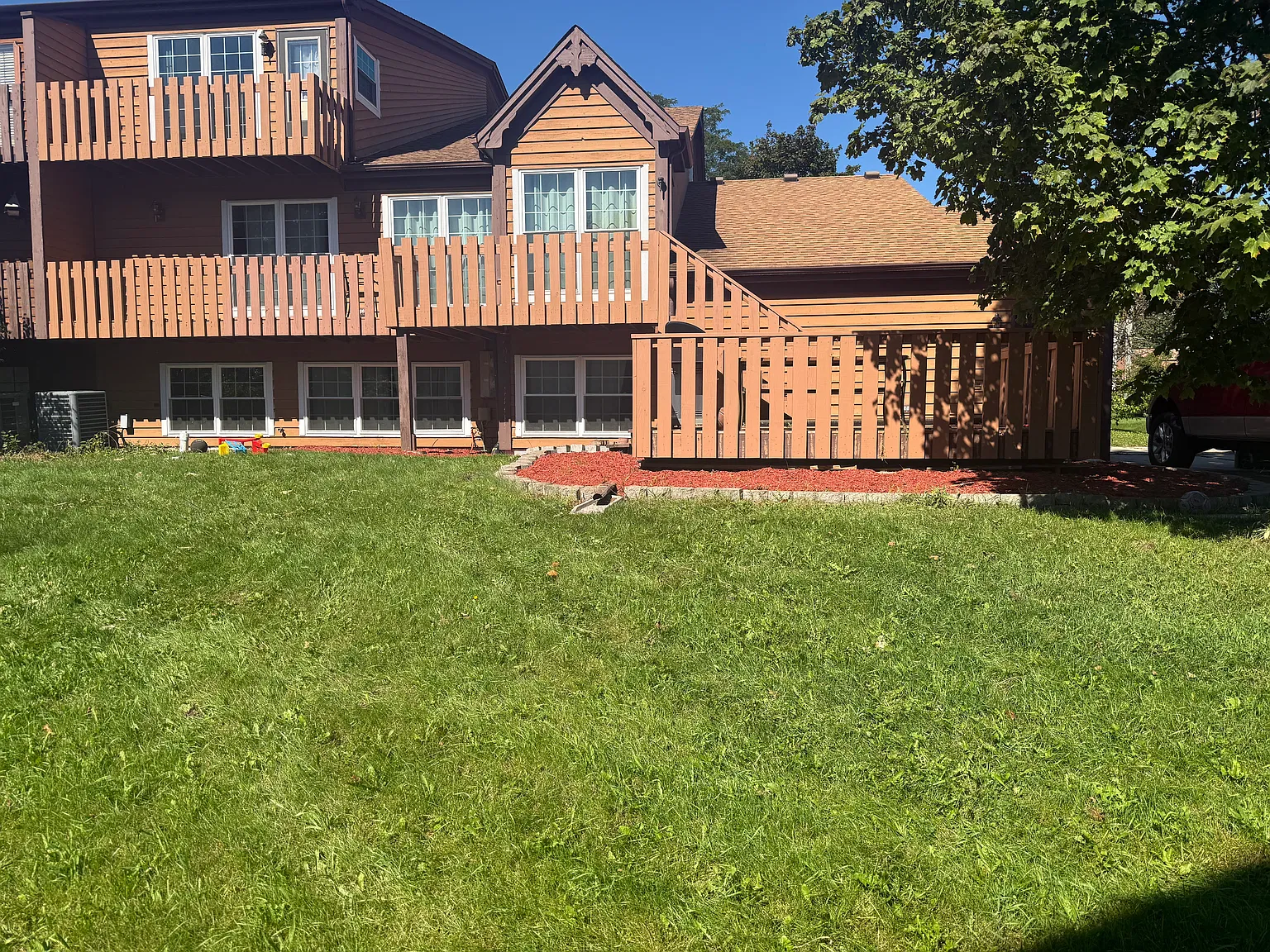 4 bed, 2.5 bath, 1955 sqft, $2,500 — Photo 2