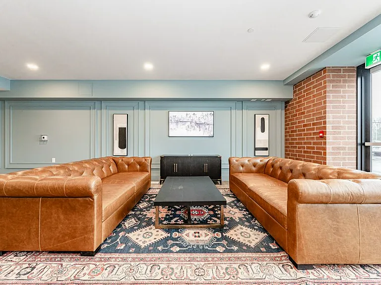 460 Columbia St W — Photo 17