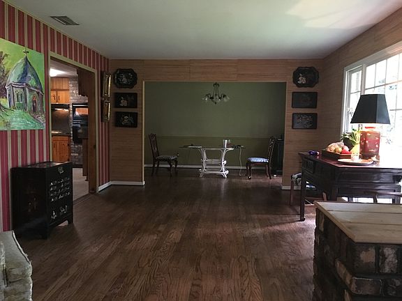 LIVING ROOM 
FROM ENTRY