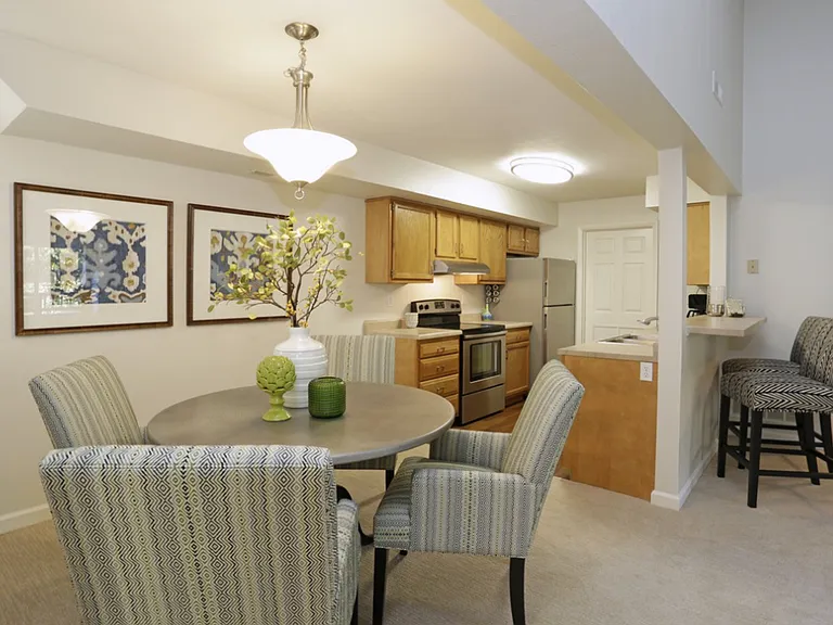 Lakemont Apartments — Photo 8