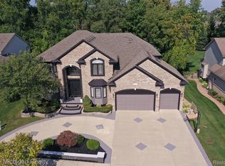 1315 Burns Dr, Troy, MI 48083