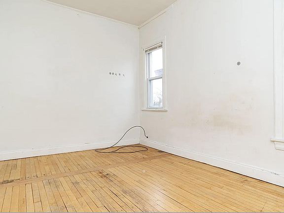 3rd image of 928 N Austin Blvd APT 2