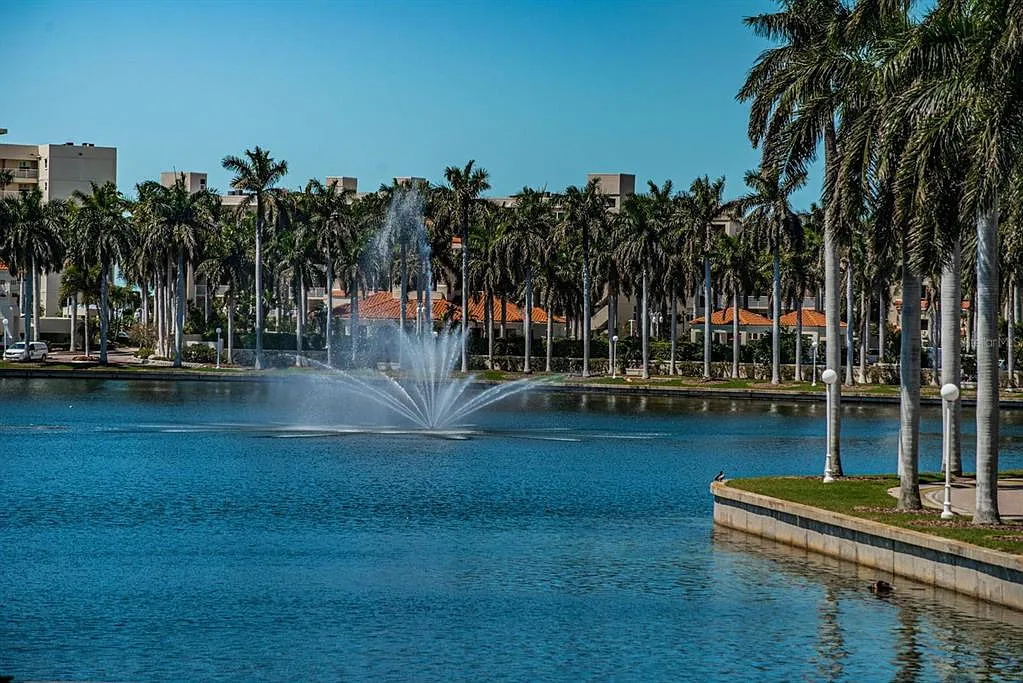 2 bed, 2.0 bath, 915 sqft, $5,700 — Photo 1