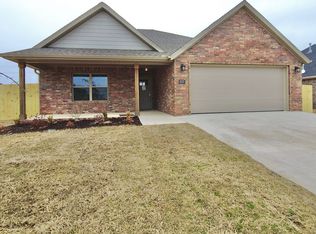 639 Woodplains Ave, Tontitown, AR 72762