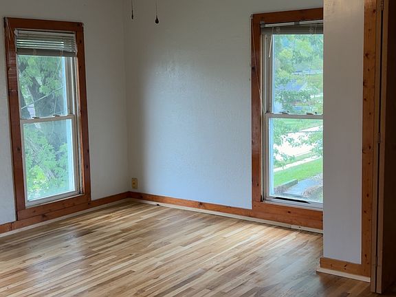 4th image of 604 1/2 Valley St