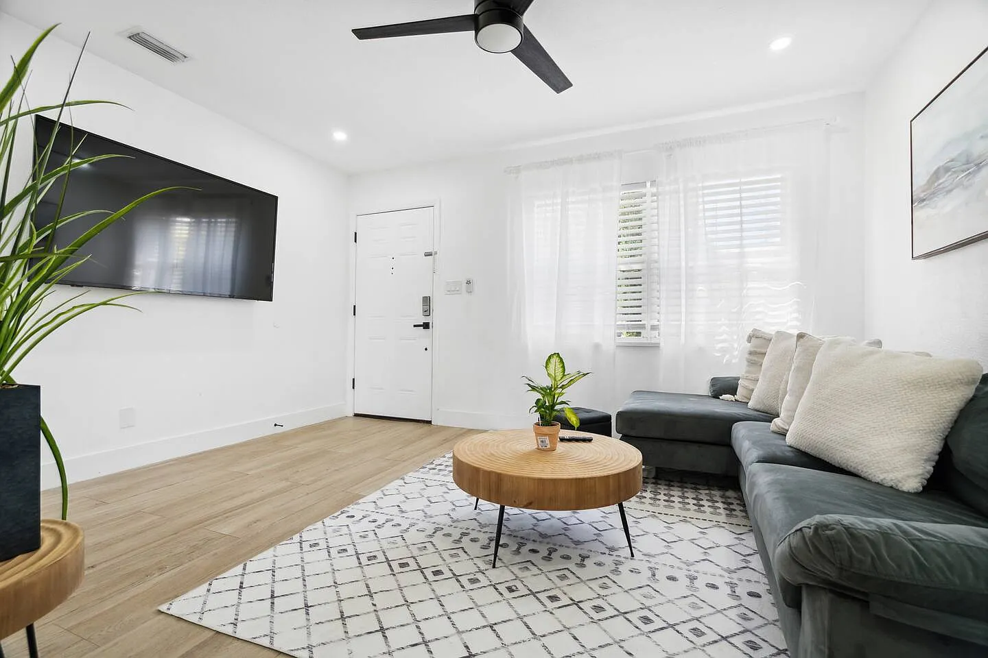 3 bed, 1300 sqft, $2,750 — Photo 3