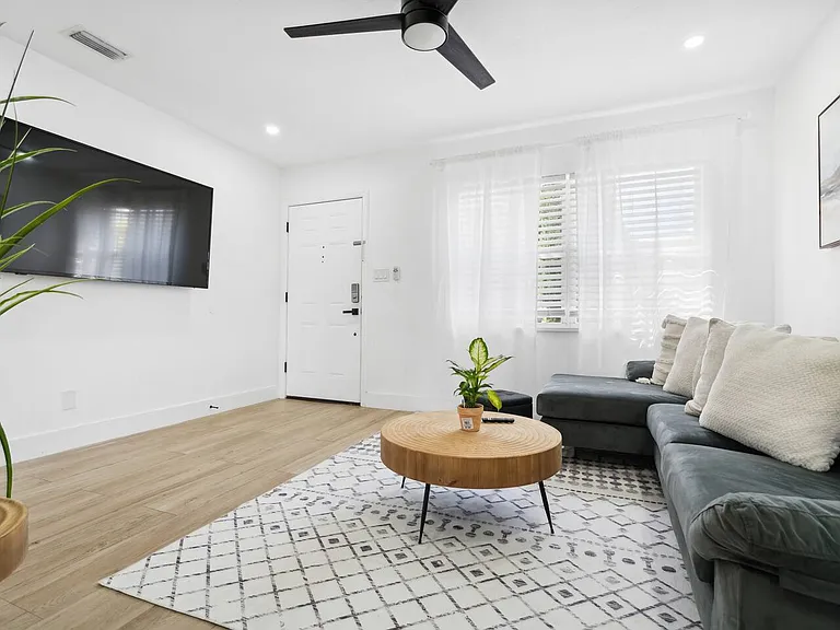 3211 W Tyson Ave — Photo 3