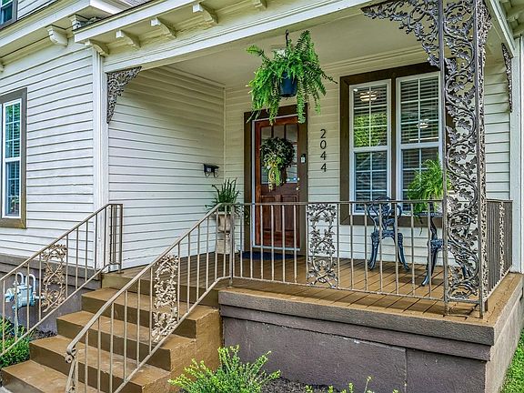 3rd image of 2044 Vinton Ave