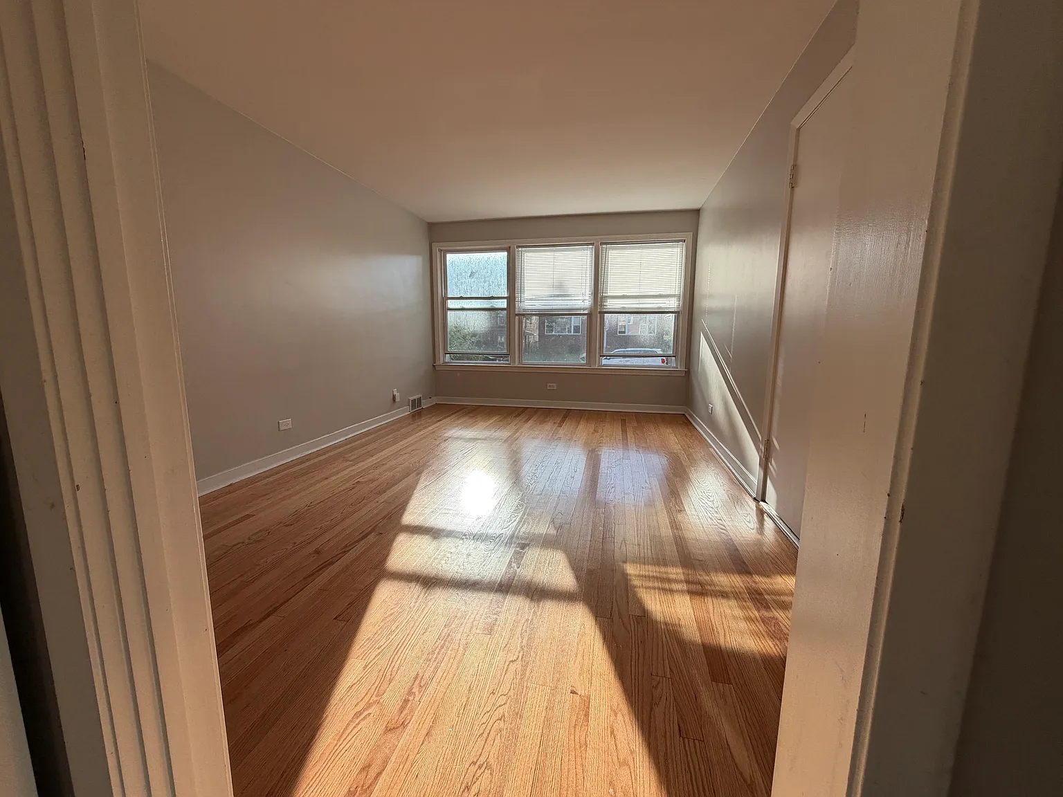 9133 La Crosse Ave — Photo 2