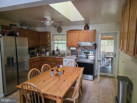 3rd image of 609 Joy Dr