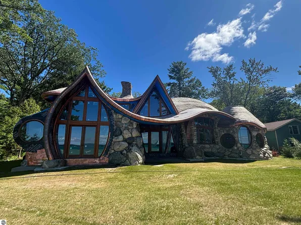 9554 Fowler Ln NW, Rapid City, MI 49676