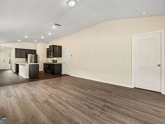 5th image of 156 Ashwood Cir