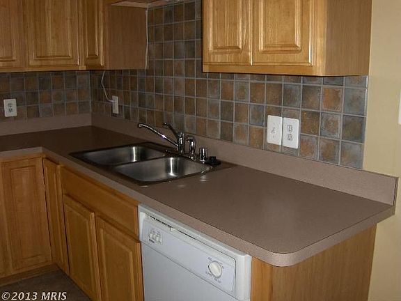 3rd image of 200 Regina Ln