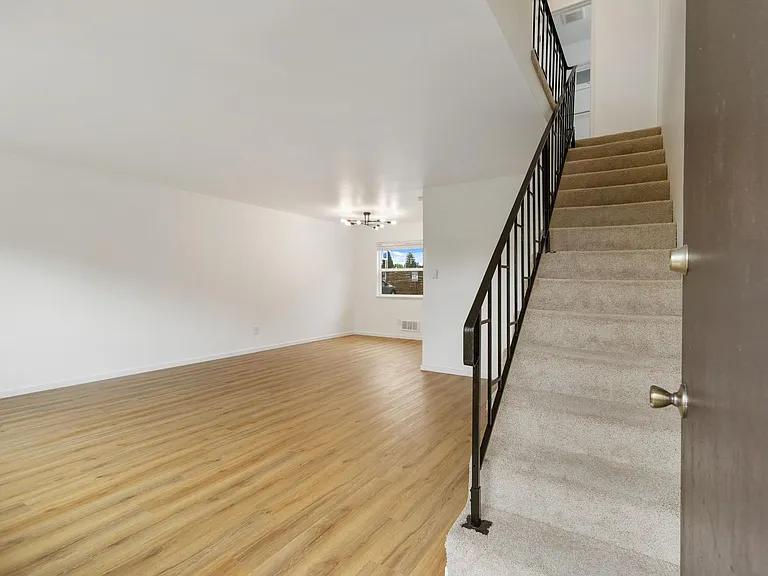 Marlowe Apartments — Photo 11