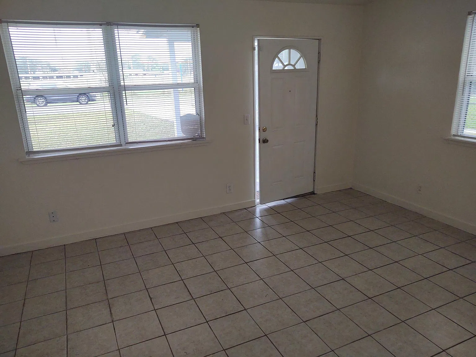 3 bed, 938 sqft, $1,100 — Photo 3