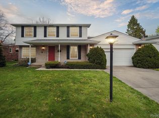 1121 Barrington Dr, Flint, MI 48503