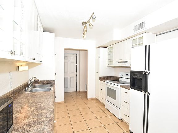 4th image of 2424 S Louise Ave
