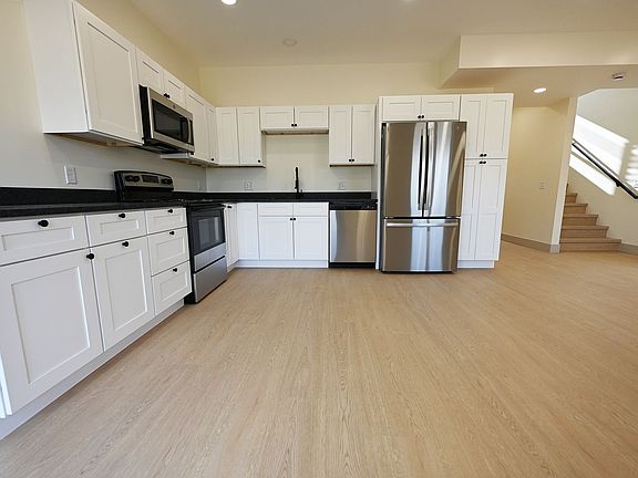 5th image of 132 Brushwood Dr