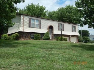 412 Country Club Dr, Red Bud, IL 62278