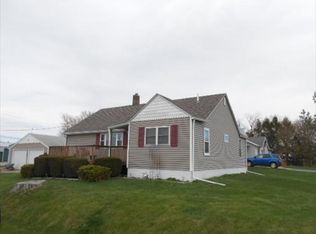 323 2nd St W, Andalusia, IL 61232