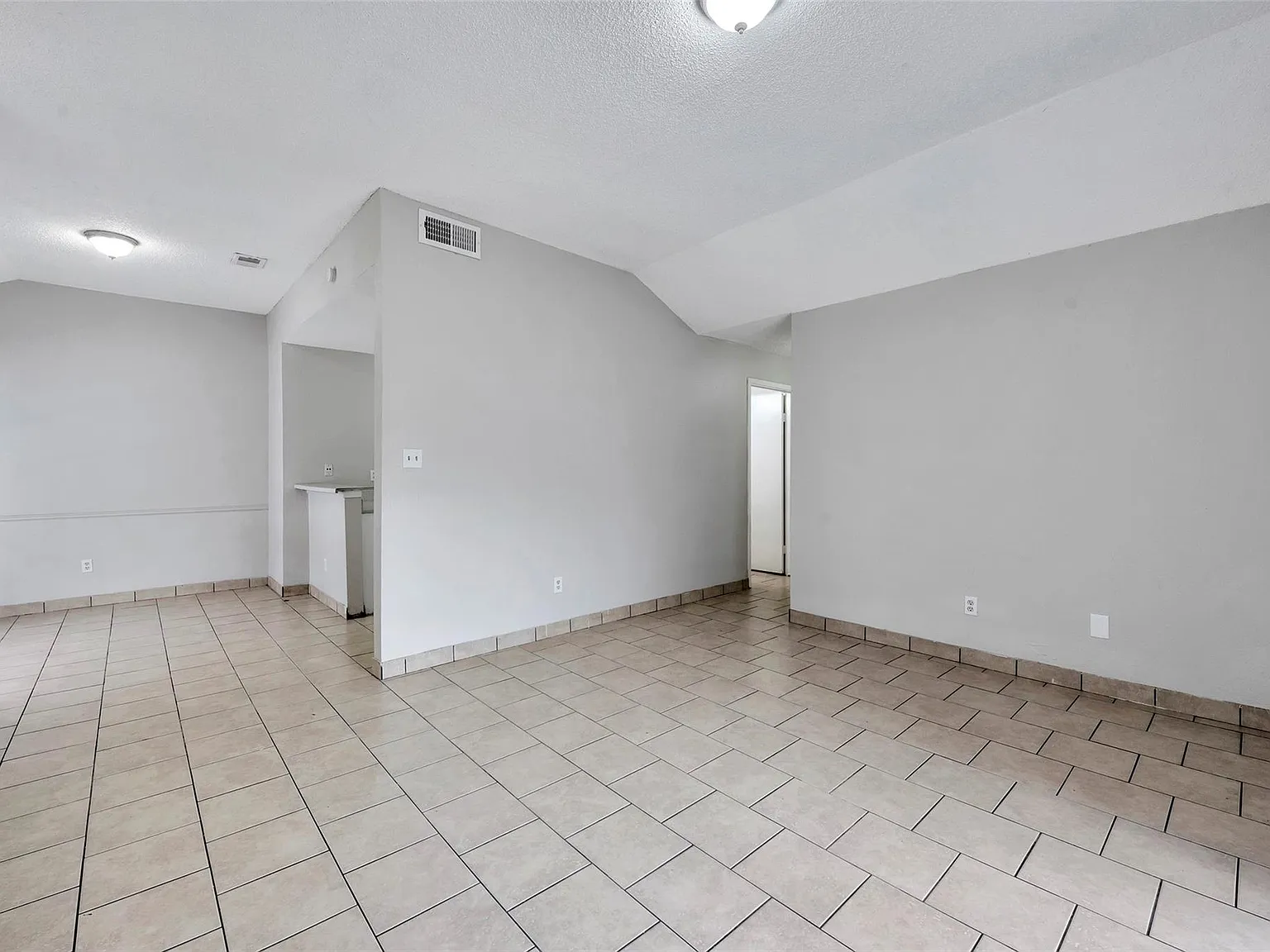 2 bed, 1.0 bath, 1002 sqft, $1,000 — Photo 4